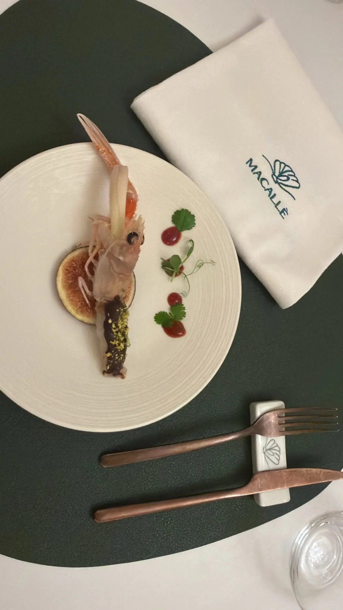 Scampo con fico e pistacchio sul piatto firmato Macallè